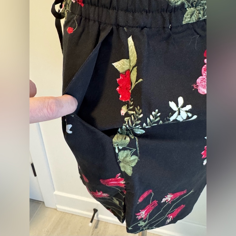Vero Moda Simply Easy Floral Shorts – NWT – XS
(0020) - Picture 5 of 10
